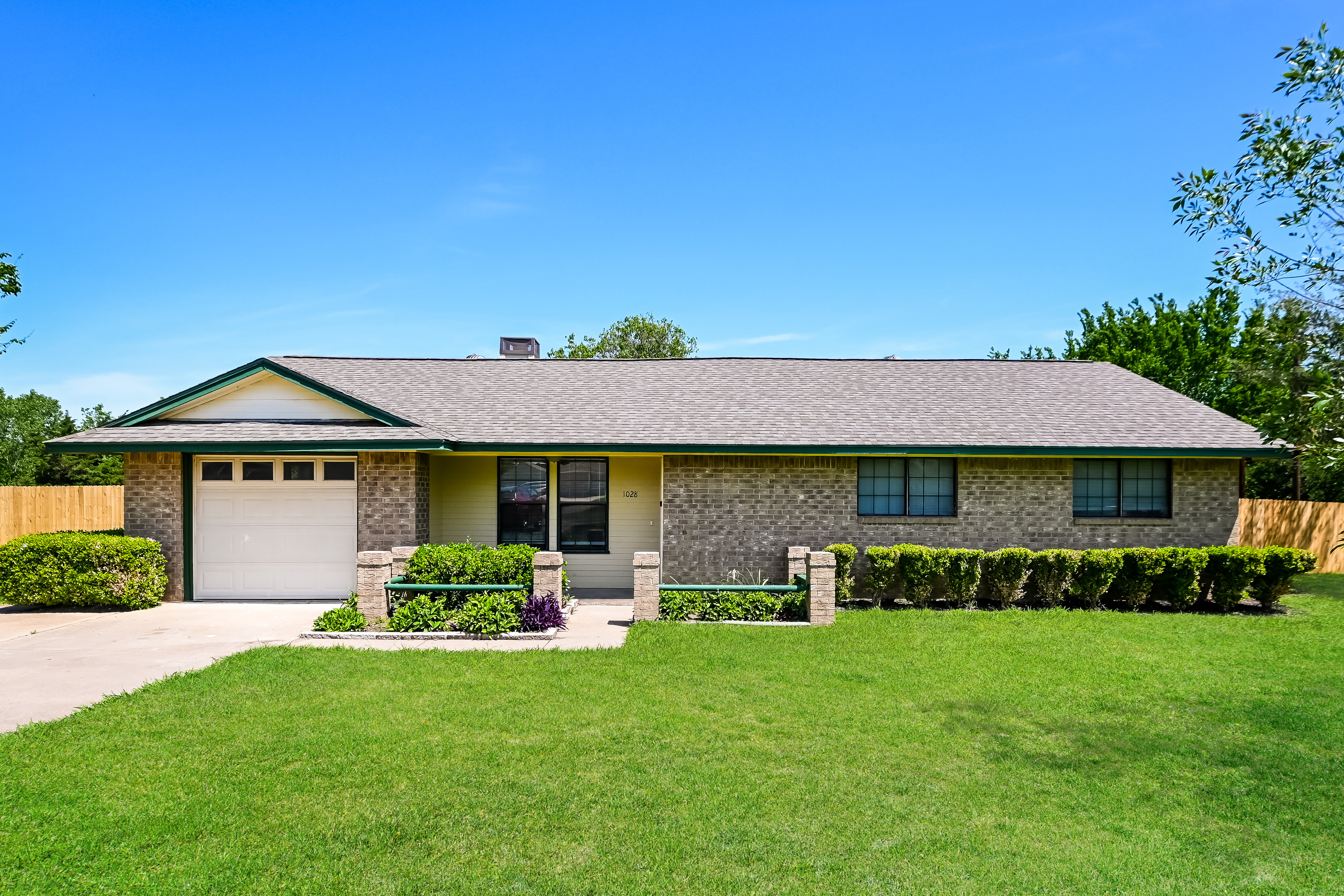 1028 EASTRIDGE CIR RED OAK, TX 75154